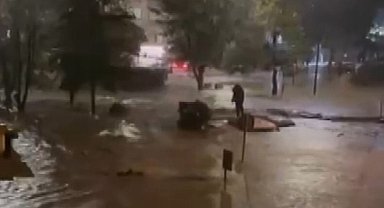 Sarıyer'de göle dönen caddede akıntıya kapılmamak için yüzdü
