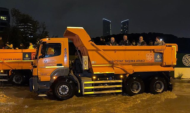 Sarıyer'de sağanak nedeniyle iş yerlerinde mahsur kalan yaklaşık 200 kişi kurtarıldı