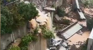Sarıyer'de sel sularının istinat duvarlarını yıkıp siteye dolduğu anlar kamerada