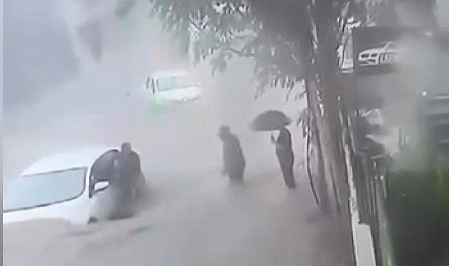 Sarıyer'de selde araçta mahsur kalan sürücüyü ön camdan çıkararak kurtardı
