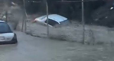 Sarıyer'de selde kaybolan Ahmet Derin'in aracının sürüklendiği yeni görüntüler: İçinde adam var