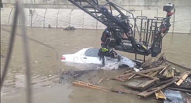 Sarıyer'de selde kaybolan Ahmet Derin'in otomobili dereden çıkarıldı; kendisi aranıyor