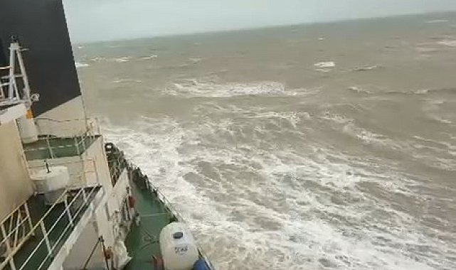 Sarıyer'de sürüklenen tanker karaya oturdu