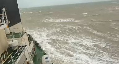 Sarıyer'de sürüklenen tanker karaya oturdu