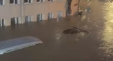 Sarıyer'de yağış nedeniyle sürüklenen araçlar kamerada