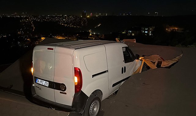 Sarıyer'de yokuşta kayan hafif ticari araç evin çatısına uçtu: 1 yaralı