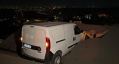 Sarıyer'de yokuşta kayan hafif ticari araç evin çatısına uçtu: 1 yaralı