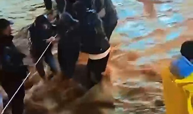 Sarıyer'de yollar göle döndü; sokağa halat gerip karşıya geçtiler