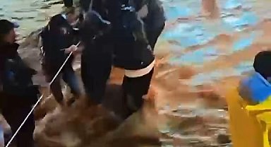 Sarıyer'de yollar göle döndü; sokağa halat gerip karşıya geçtiler