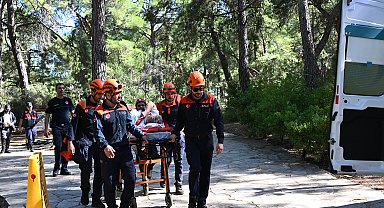 Şelalede gezerken 6 metreden düşen Rus turist kurtarıldı
