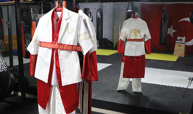 Selçuklu motifleriyle süslediği tasarımlarıyla Türk sporcuları giydirmek istiyor