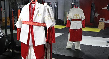 Selçuklu motifleriyle süslediği tasarımlarıyla Türk sporcuları giydirmek istiyor