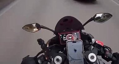 Şerit değiştiren araçtan motosikletiyle kaçarken başka otomobile çarptı