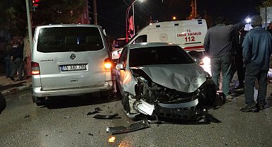 Servis minibüsü otomobille çarpıştı; 12 öğrenci hastaneye kontrole götürüldü