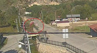Servis minibüsünün dereye uçtuğu kaza kamerada; 9 yaralı