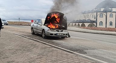 Seyir halindeyken alev alan otomobil kullanılamaz hale geldi