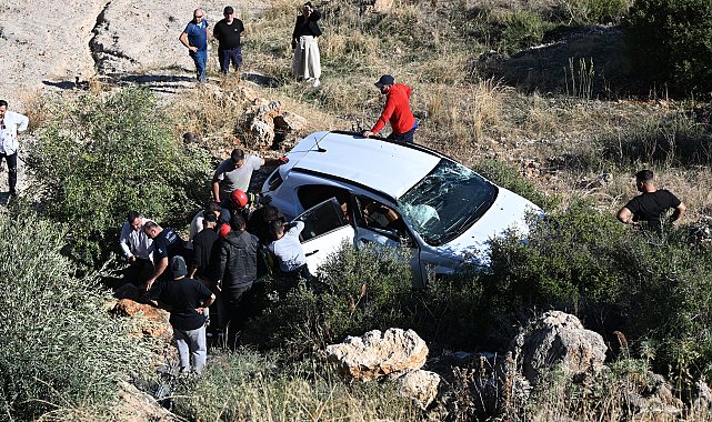 Seyir terasında 30 metreden yuvarlanan otomobilin sürücüsü yaralandı