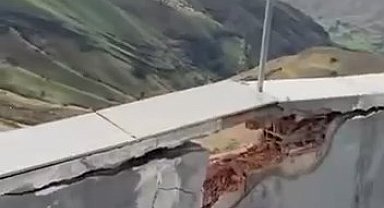 Siirt'te sağanak ve dolu hayatı olumsuz etkiledi, binaya yıldırım isabet etti