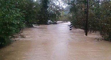 Şile'de dere taştı; 3 köye ulaşım sağlayan köprü sular altında kaldı