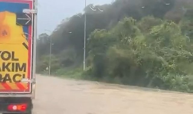 Şile'de sağanak etkili oluyor; yollar göle döndü