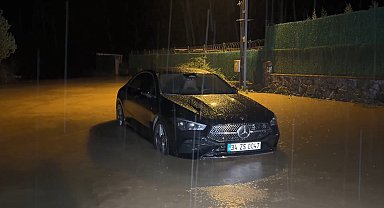 Şile'de sağanak nedeniyle otomobilde mahsur kalan 2 kişi kurtarıldı