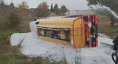 Silivri'de yakıt yüklü tanker şarampole devrildi
