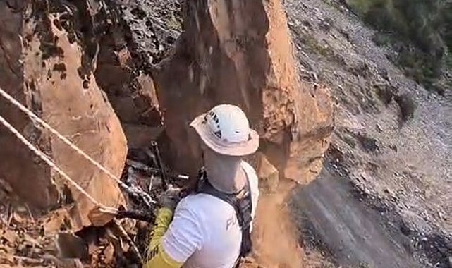 Şırnak'ta yola kaya düşmesi riskine karşı dağcı ekiple önlem alındı