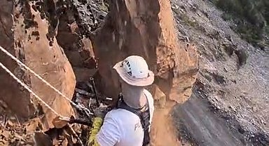 Şırnak'ta yola kaya düşmesi riskine karşı dağcı ekiple önlem alındı