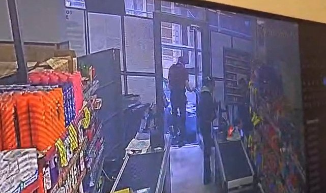 Şişli'de otomobil marketten çıkan müşteriye çarptı
