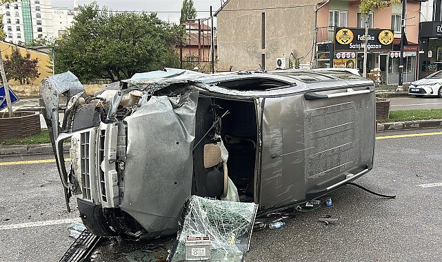 Sivas'ta hafif ticari araç devrildi: 4 yaralı