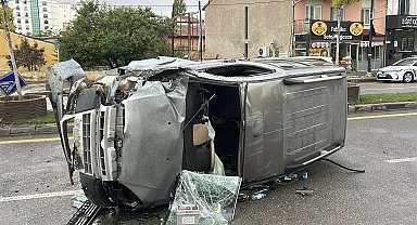 Sivas'ta hafif ticari araç devrildi: 4 yaralı