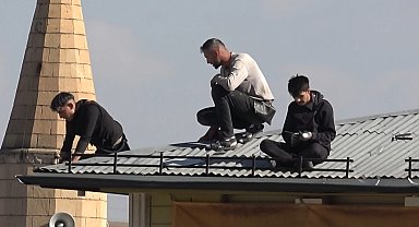 Sivas'ta işçilerin çatıda tehlikeli mesaisi