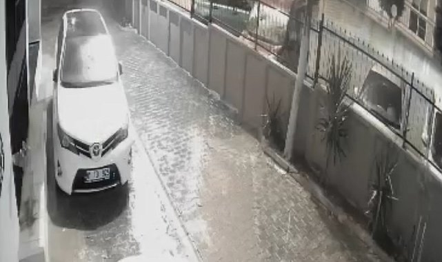 Sokak ortasında havai fişek patlattılar; balkon ve araçlara zarar verdiler