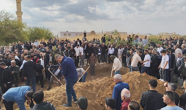 Su kanalına uçan otomobilde ölen 4'ü çocuk 6 kişi, yan yana toprağa verildi