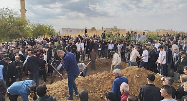 Su kanalına uçan otomobilde ölen 4'ü çocuk 6 kişi, yan yana toprağa verildi