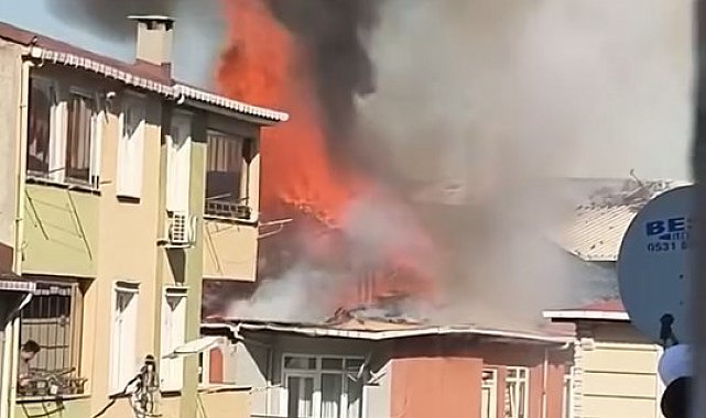 Sultanbeyli'de 3 katlı binanın çatısı alev alev yandı