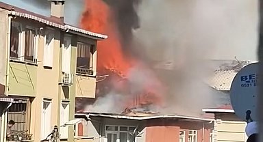 Sultanbeyli'de 3 katlı binanın çatısı alev alev yandı