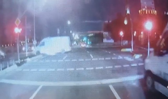 Sultanbeyli'de servis minibüslerinin karıştığı kaza kamerada