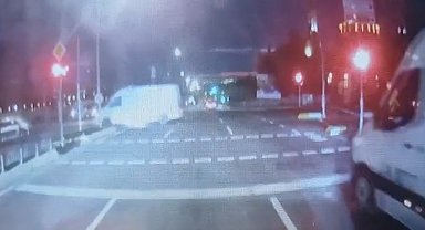 Sultanbeyli'de servis minibüslerinin karıştığı kaza kamerada
