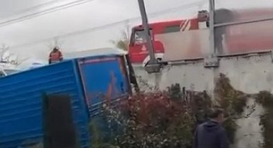 Sultangazi'de 2 araca çarpan kamyon bahçeye düştü -1