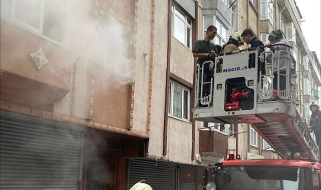 Sultangazi'de 4 katlı binada çıkan yangında mahsur kalanlar itfaiye tarafından kurtarıldı