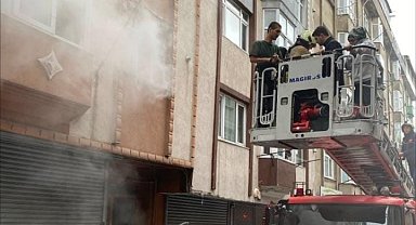 Sultangazi'de 4 katlı binada çıkan yangında mahsur kalanlar itfaiye tarafından kurtarıldı