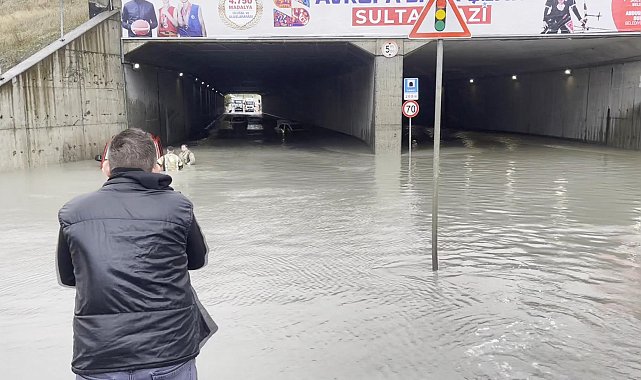 Sultangazi'de alt geçidi su bastı; otomobil mahsur kaldı - 1