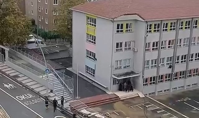 Sultangazi'de okulun istinat duvarı çöktü -1