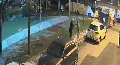 Sultangazi'de park ettikleri aracın yanındaki 'yaya geçidi' levhasını söktüler