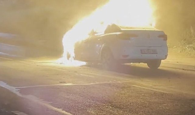 Sultangazi'de seyir halindeki otomobil alev alev yandı
