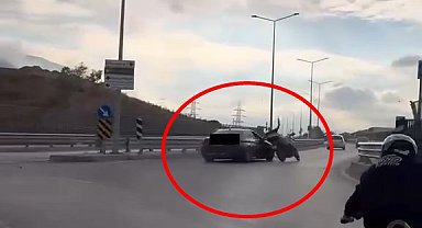 Sürücünün drift attığı otomobilin motosiklete çarptığı kaza kask kamerasında