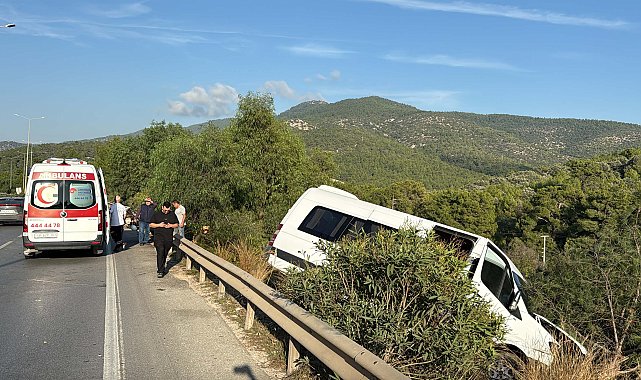 Sürücüsünün makas attığı otomobil, minibüsle çarpıştı; kaza kamerada