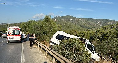 Sürücüsünün makas attığı otomobil, minibüsle çarpıştı; kaza kamerada