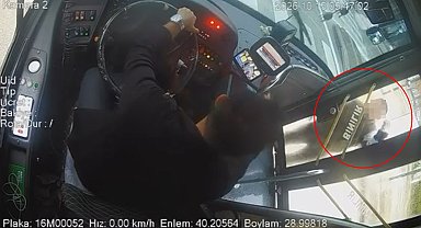 Sürücüyle tartışan yaya, özel halk otobüsünün camını yumrukla kırdı